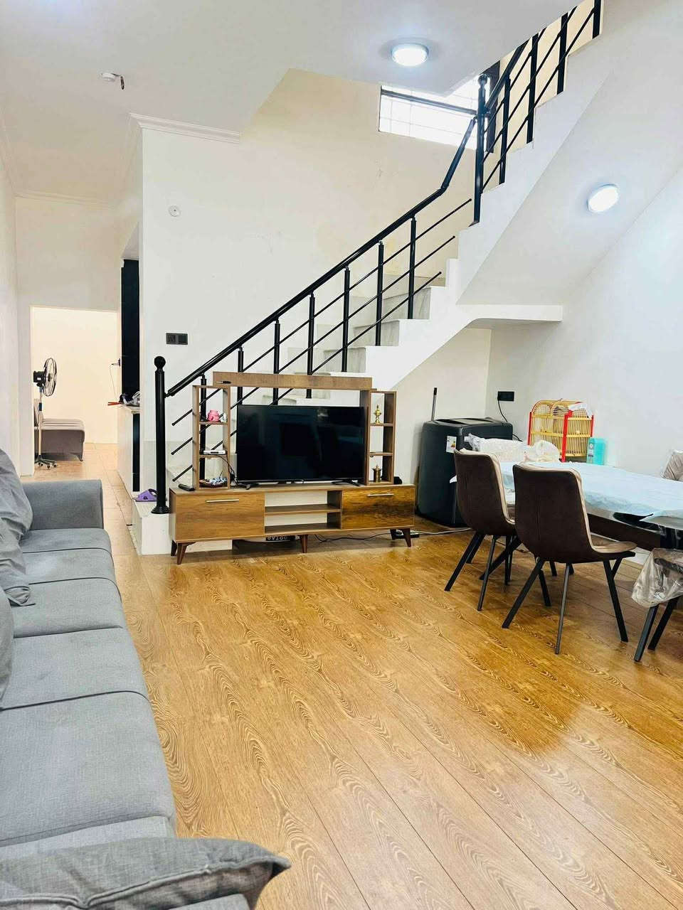 سلام عليكم .. بيت للبيع بالانتفاضة الثانية ١٠٠م ( ٥*٢٠ ) طابقين  على حديقة .
الطابق الاول : استقبال ، صالة ، مطبخ حار ، غرفة نوم ، حمامات عدد ٢ 

الطابق الثاني : غرفتين نوم ، حمامات ٢ ، طالة كبيرة . 

الطابق الثالث : بيتونه كبيرة ع كبر الصالة . 

يرهم مراوس بقطع التوزيع الجديد : المهندسين ، الصحة ، العتبة ، الاساتذة 

للاستفسار ***********

او واتساب ***********
