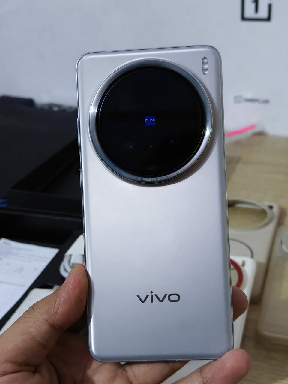 موبايل Vivo x200 pro  للبيع 
اعلى نسخة 512/16 كامل ملحقات نظيف جدا 
  مع 3 حافظات و عليه حمايه للشاشة و الكاميرات . 
السعر  825 الف 

 كربلاء حي الغدير شارع المشجر 
توصيل للمحافظات موجود عدا الإقليم 
***********
