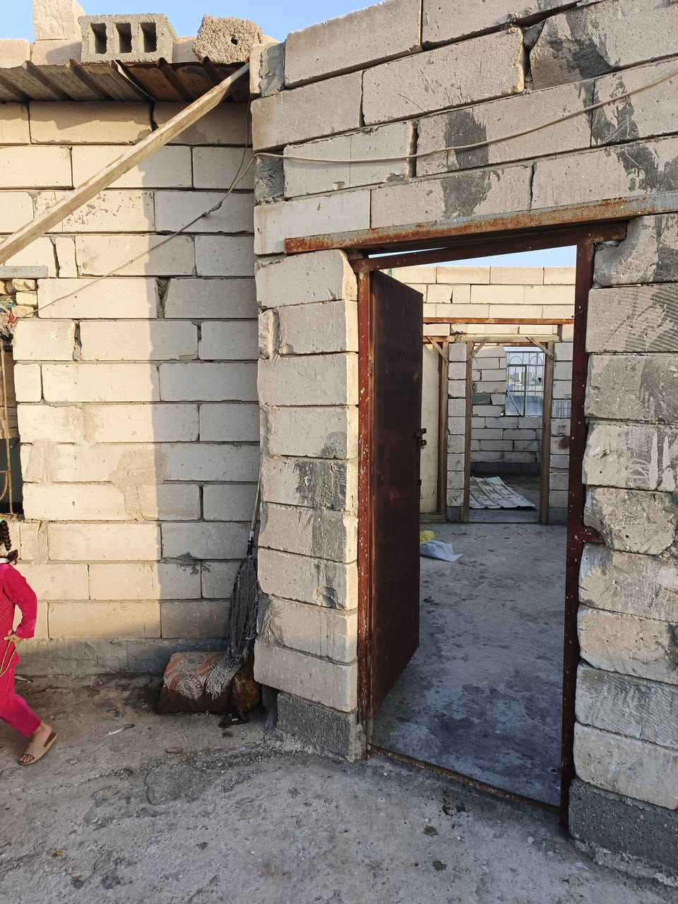 ألسلام عليكم ورحمة ألله وبركاته 👋 
للاستفسار : ***********‬
توفر دار سكن للبيع 🏭 
مساحة البيت200
على شارع تبليط مباشراً 10م
جميع الخدمات متوفره
مدارس أهليه حكوميه 
مستوصف كلشي قريب عليك
محتويات البيت⬇️
دوانيه
وصاله
وغرف عدد 2
مطبخ
صحيات خارجي + داخلي

طابق ثاني هيكل ⬇️
صاله
غرف نوم عدد 2

نوع العقار طابو زراعي عراقي
سند 25
العنوان : البصره أبي لخصيب 
طريق ألوسطي مقابيل مدرسة طيور لخصيب لاهليه
يبعد عن طريق ألوصطي رئيسي مسافه 40 م

سعر ألبيت 80 مليون وبي مجال
للاستفسار :***********‬
