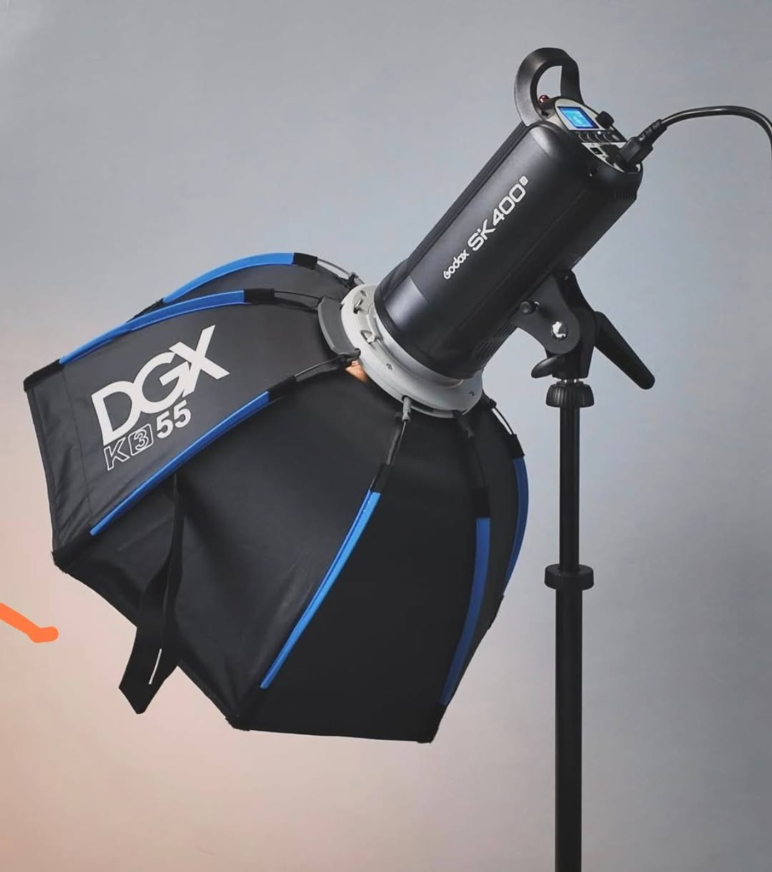 📞 للاستفسار والاتصال المباشر: ***********
​للبيع: بكج إضاءة استوديو احترافي كامل (Godox SK400II)
​إضاءة غودوكس الغنية عن التعريف، البكج كامل مع كافة ملحقاته وجاهز للشغل فوراً (ممتاز لتصوير المنتجات، المودلز، والمطاعم).
​📌 الملحقات المشمولة بالبكج:
​رأسين فلاش (Godox SK400II).
​ستاندات إضاءة أصلية.
​سوفت بوكس / مظلات للتشتيت.
​جنطة الحفظ الأصلية وكافة الكيبلات.
​⚡ أهم المواصفات باختصار:
​القوة: 400 واط للفلاش الواحد (إضاءة قوية جداً وتغطي مساحات واسعة).
​النظام: وايرلس مدمج (2.4G) للتحكم وربط التريجر بدون هوسة وايرات.
​السرعة: شحن سريع جداً بين اللقطات (0.1 إلى 1 ثانية).
​التوافق: قاعدة (Bowens Mount) ترهم عليها أغلب أنواع السوفت بوكس بالسوق.
​✅ النظافة: 97% (أخو الجديد).
💰 السعر: 450 ألف (وبيهن مجال للطيبين).
📍 المكان: سامراء.
