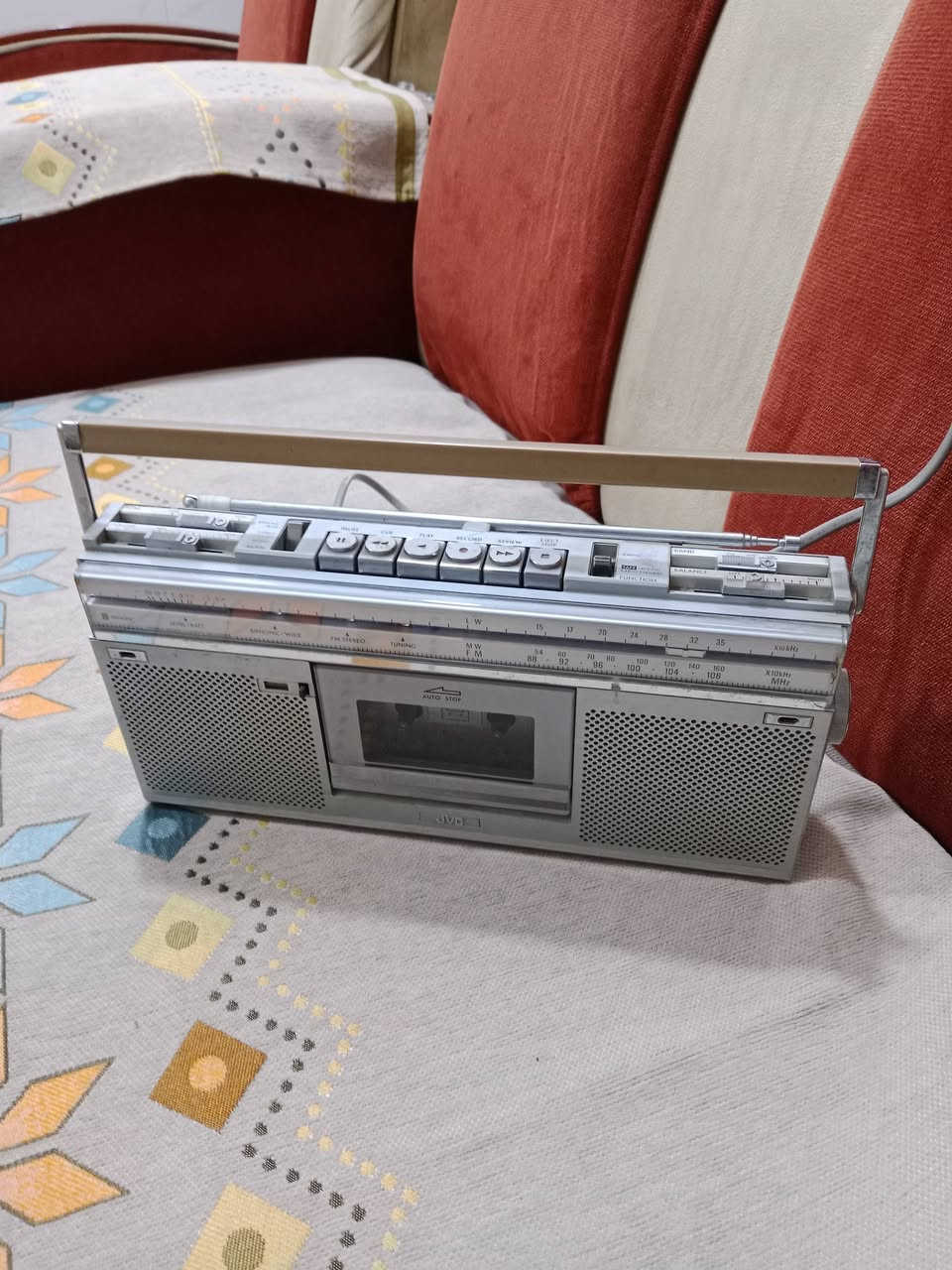 راديو مسجل jvcياباني أصلي نظيف جدا بلادي خالي من التصليح شغال راديو3 موجات ومسجل السعر 60 الف المكان بغداد ***********
