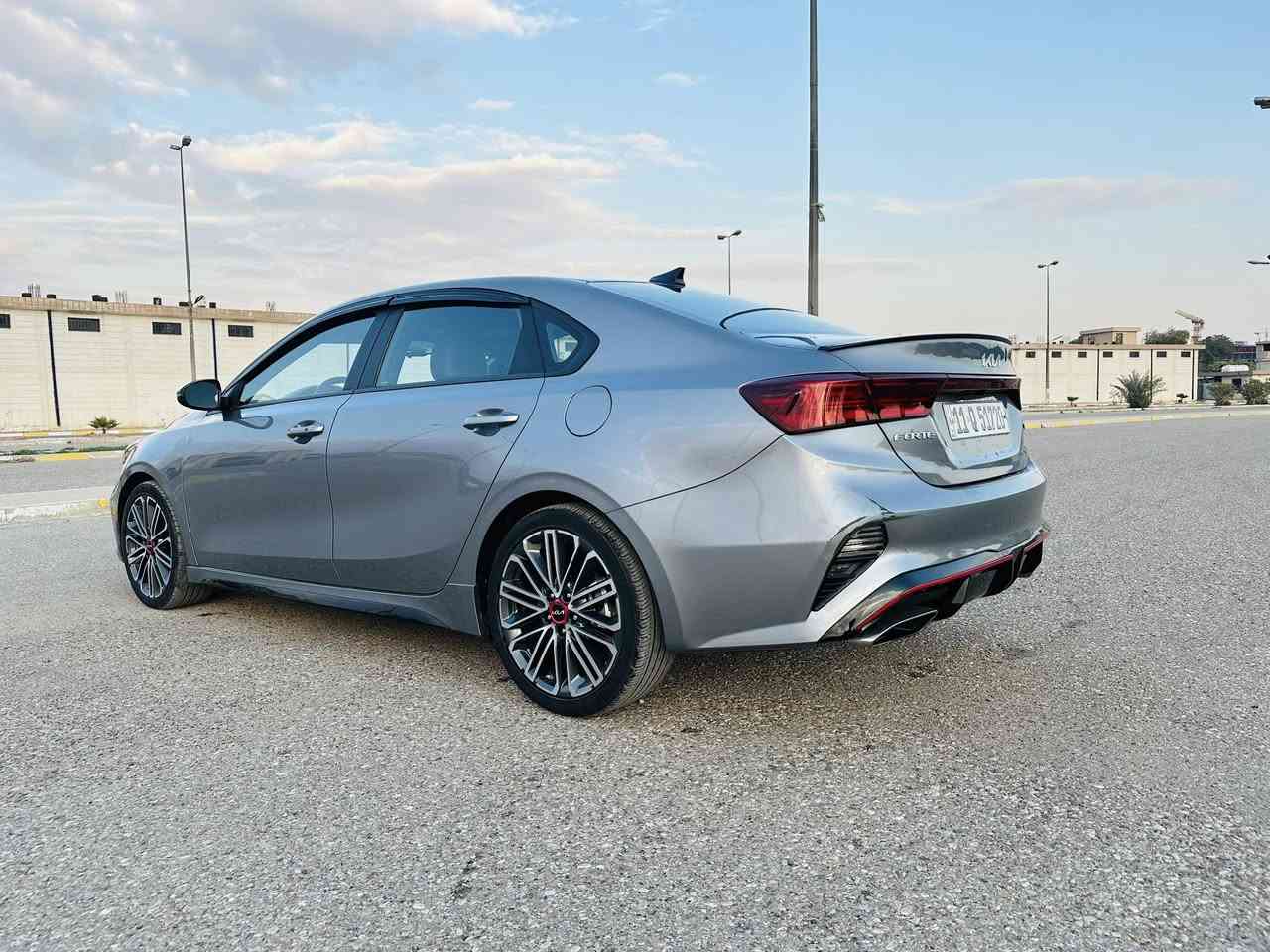 السلام عليكم 
فورتي GT لاين 2024

السياره ماشيه 29 الف ميل فقط 

قطعتين تبريد
حساسات 
شاشه كبيره 
كار بلي 
كامره دواره 
كشنات كهرباء 
نقطه عمياء 
ويل بلادي 
كشنات جلد مع مخمل 
رادارات 
توقف ذاتي 
لايت زنون 
لد نهاري 
مثبت سعره 
3 وضعيات قياده 
اشاير بالمري
تحديد مسار 
مانع انزلاق
دخول ذكي بصمه
شحن لاسكلي
شاشه وسطيه للاعطال

وبعد بيها هوايه مواصفات 
السيارات رقم بغداد تحويل مباشر 

بيها قطعيتن جاملغ وبنيد 
ضربته سطحيه يعني 
مابيها ضربه بالشاصي ولا باللغد 
مبدل كلج الكير فقط
سياره جاهزه ومابيه اي نقص 

السعر 147$ وبيها مجال بسيط جدا 

مكانها بغداد 
***********
***********
صور السياره والسونار والحادث موجود بالمنشور
