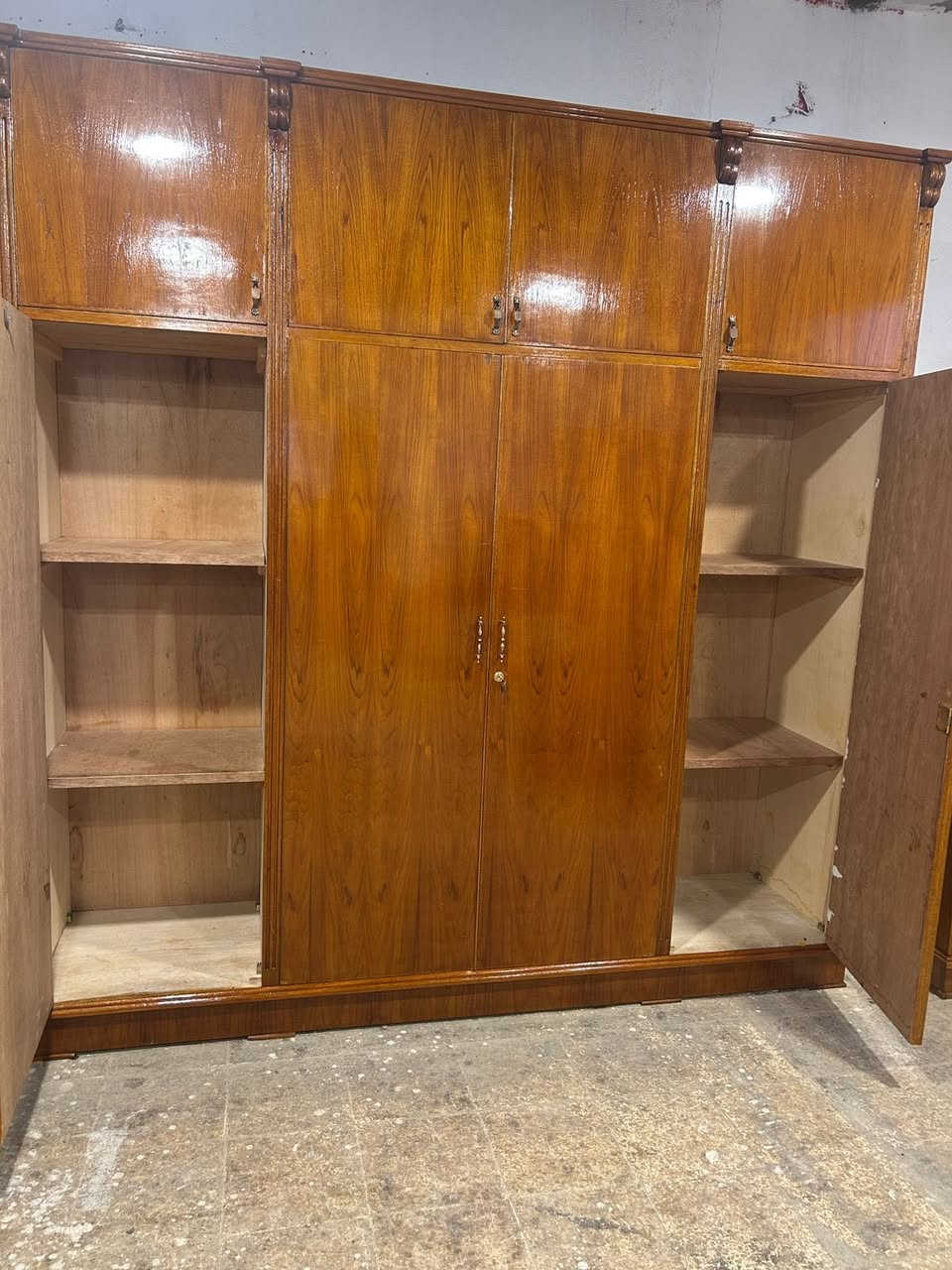 غرفه للبيع ⚜️🔱🔱
4 باب ملحق 🚪صاج زان مصري موديل التخت كلاسك  فصال حيل ثقيله تكمه ونظيفه شغل توصي ثقيل ظهر الكنتور جمبر
للاستفسار الاتصال على الارقام 
اسيا 📞(***********)
كورك📞  (***********)
عنواننا
الحدباء معرض ابو حسون قرب مرطبات البحرين❄️⭕️⭕️
