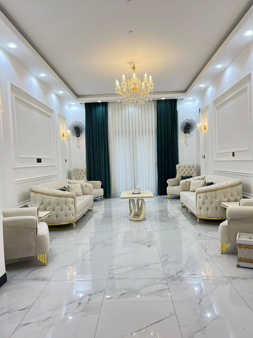دار للبيع مساحة 240 متر ركن  
واجهة 10 متر ونزال 24 متر  

📍 الموقع: زوير خلف البانزين خانة بته  

الدار طابقين بناء مرتب وحديث، والطابق الثاني متكامل بالكامل مثل الطابق الأرضي.  

🔹 الطابق الأرضي:  
- غرفتين نوم مساحة 4×5  
- هول كبير على عرض البيت تقريباً 8.5×4.25  
- صالة 6×4  
- مطبخ 4×5  
- مجمع صحيات داخلي  
- تواليت للضيوف عند المدخل  
- مناور عدد 2 واحد منهن يصلح حديقة داخلية  
- حديقة تقريباً 6×4  
- طارمة تقريباً 7×4  

🔹 الطابق الثاني:  
نفس تصميم الطابق الأرضي بالكامل تقريباً  
- مطبخ  
- صالة  
- هول  
- غرفتين نوم  
- مجمع صحيات  
- بلكونة بدل صحيات الضيوف  
- الغرف مفتوحة على بعض ويكدر المشتري يفصلهن بسهولة لغرفتين مستقلات  

الطابق الثاني متكامل ويصلح سكن مستقل بالكامل، مع قاطع وديكورات مرتبة بين الطابقين.  

للاستفسار أكثر:  
عقارات سلام  
***********  
***********
