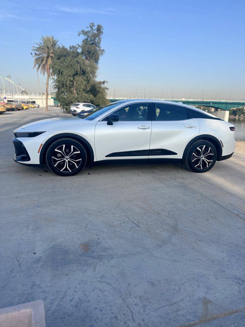 السلام عليكم ورحمة الله وبركاته سيارة كراون للبيع موديل 2023 limted السيارة فول 1على 1  مواصفات السيارة
1- بنوراما 
2-  كشنات كهرباء خزن ميموري 
3 - تدفئة وتبريد كشنات امامي 
4- تدفئة كشنات خلفية 
5- قيادة ذاتية كروز وبيها بعد هواية مواصفات من ناحية القيادة 
6_ شاشة + سماعات. JPL  
7 - مري شفط + هيترات مري 

حادث السيارة جاملغ امامي + تبديل بنيد 

السيارة مكفولة من ناحية الشواصي والبدنة 

موجودة صور الحادث موجود سونار 

ممشى السيارة 84,000 كم 

السيارة مابيها اي نفص جاهزة من كلشي 

عنوان / الغزالية / ش مدير الامن 

رقم الهاتف : ***********  واتساب اتصال

السعر : 290 💵 وبيها مجال بصيط للشراي
