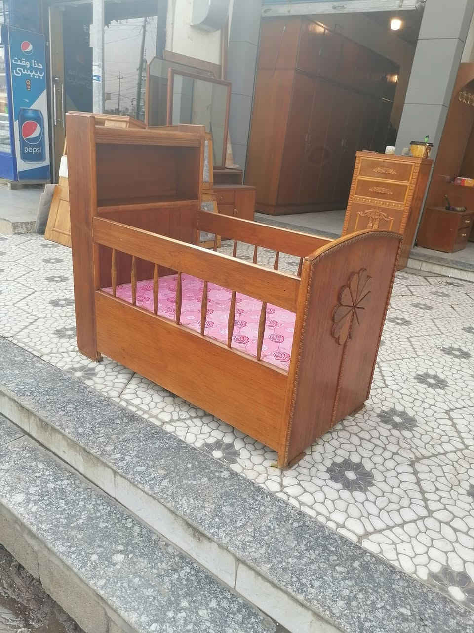 تخت طفل درجة أولى مع كمدي مجرات شغل ثقيل معرض ابو حسن حي السكر مقابل ساحه غاز السكر ت *********** مستعدون لشراء غرف النوم والكناتير المستخدم
