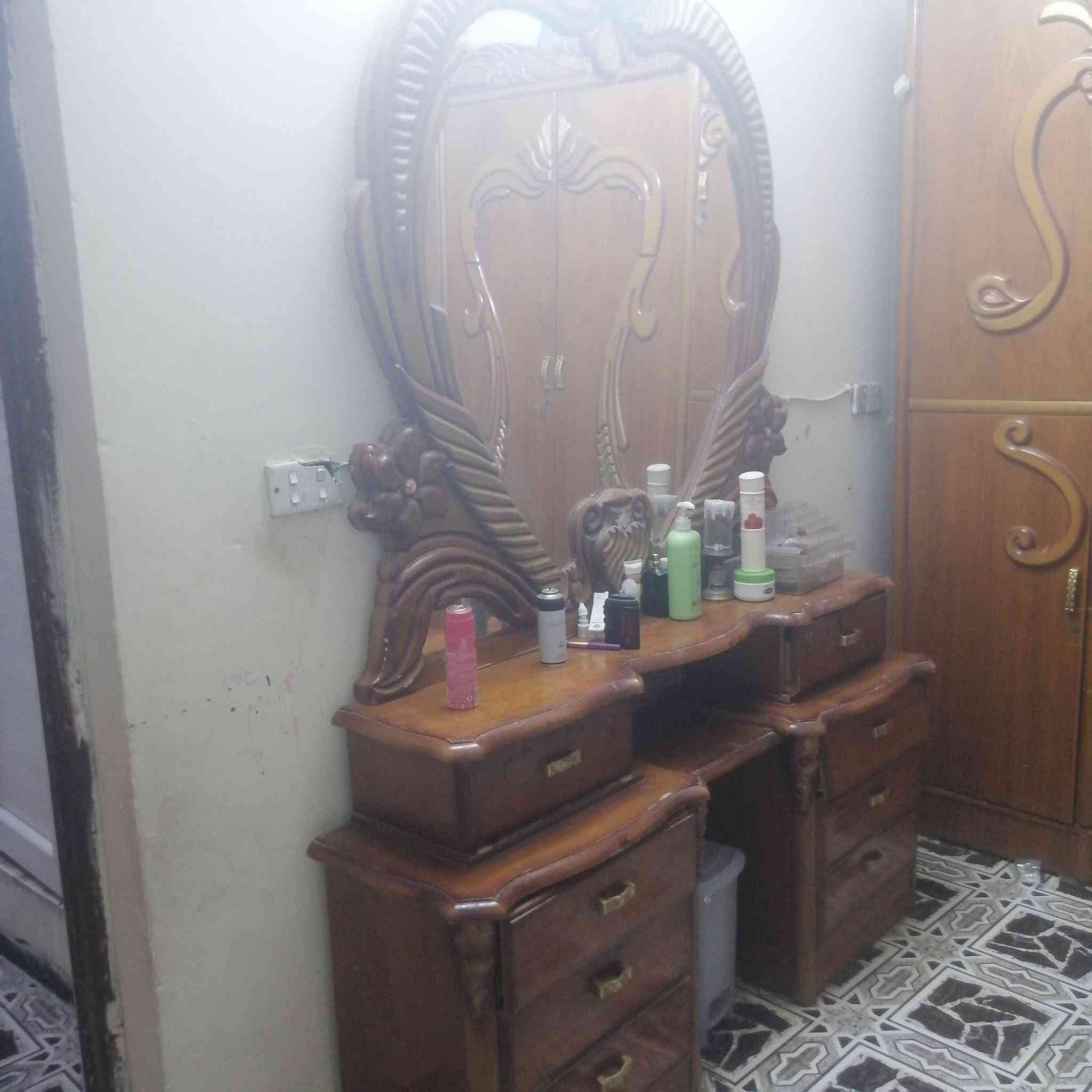 غراض للبيع جرباية وميز مراية  وكاروك خشب وفاترينة مع تحفيات  ومبردات عدد ٢ وبوفيات عدد٢ للبيع سعر مناسب جدآ للاستفسار الاتصال على الرقم ***********
