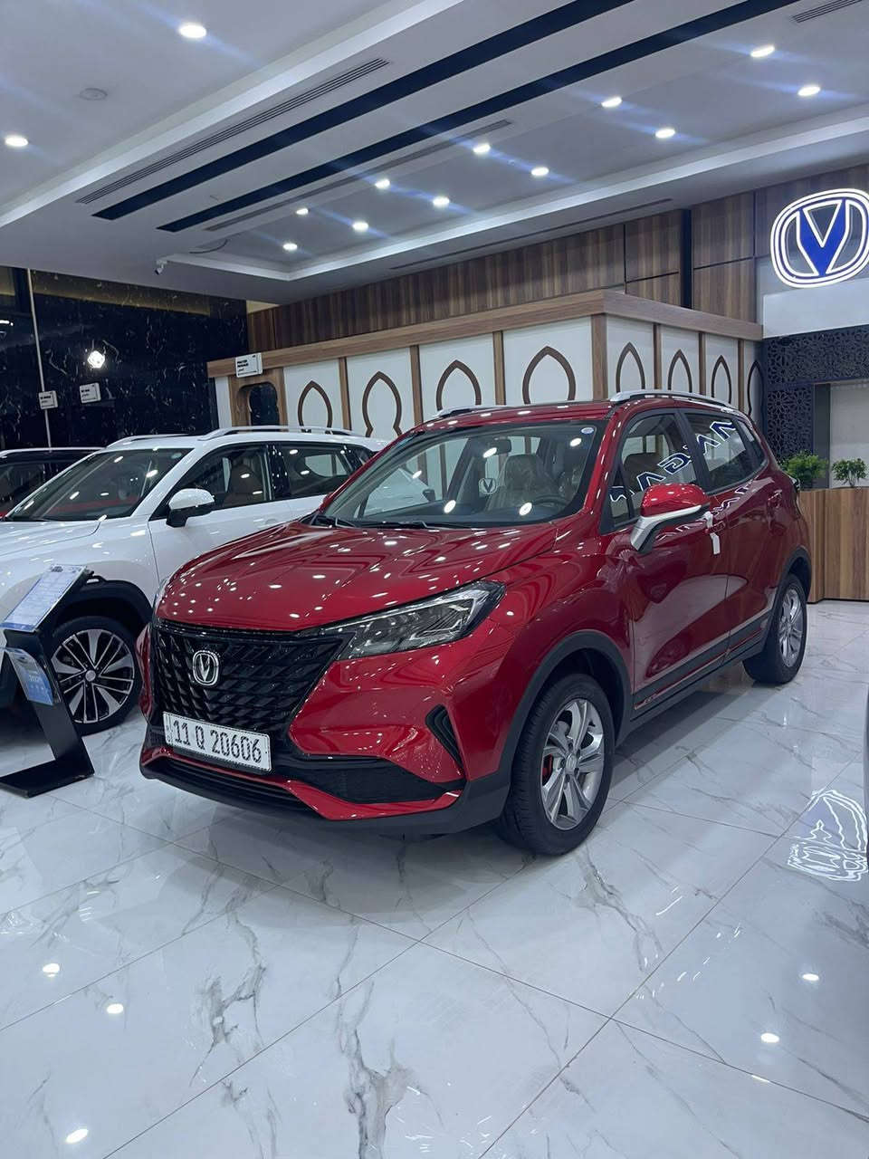 العرض لفترة محدودة!"الكاش 
شانجان إلان  في مول العراق
زورونا واكتشفوا الجيل الجديد من سيارات  " الاستفسار  زورونا في فرعنا الجديد مول العراق 
سيارة شانجان CS15 هي سيارة كروس أوفر مدمجة تتميز بمحرك 1.5 لتر بقوة حوالي 105-107 حصان، وتأتي بناقل حركة أوتوماتيكي 5 سرعات، وتوفر تجهيزات مثل شاشة لمس، كاميرا خلفية، فتحة سقف (في الفئات العليا)، وميزات أمان مثل نظام الثبات الإلكتروني، لكنها قد تعاني من عزل صوتي ضعيف للمحرك وتسارع متوسط.
المواصفات الأساسية:
المحرك: 4 أسطوانات، سعة 1500 سي سي (1.5L).
القوة: حوالي 105-107 حصان.
العزم: 145 نيوتن متر.
ناقل الحركة: أوتوماتيكي 5 سرعات (DCT).
نظام الدفع: أمامي (FWD).
السرعة القصوى: غير مميزة بشكل كبير.
استهلاك الوقود: اقتصادي نسبيًا (حوالي 6.6 لتر/100 كم). 
التجهيزات والكماليات (تختلف حسب الفئة):
الأمان: وسائد هوائية، فرامل مانعة للانغلاق (ABS)، نظام الثبات الإلكتروني (ESP)، برنامج التوازن عند المرتفعات، نظام مراقبة ضغط الإطارات، وأجهزة تحذير مسافة خلفية.
الترفيه والتكنولوجيا: شاشة لمس (7 أو 9 بوصة)، بلوتوث، USB، عرض الهاتف، كاميرا خلفية.
الراحة: مكيف هواء، فتحة سقف بانوراما (في الفئات الأعلى)، تحكم كهربائي بالمقاعد، فرش جلد (في الفئات الأعلى)، مثبت سرعة.
الشكل الخارجي: مصابيح هالوجين، جنوط مقاس 16 أو 17 بوصة، حامل سقف. 
نقاط القوة والضعف: مميزات: قيادة مريحة، تصميم جيد،
للاستفسار اتصال ع رقم *********** سجاد 
☎️
