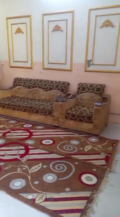للبيع بيت مساحته 200متر بي غرفتين نوم وصاله ومطبخ وصحياد داخليه وصحيات خارجيه وطرمه كبيره وحديقه كبيره لبناء بلوك ولسكف صب مسلح ولرضيه صب ارضيه جايبله مرمر عوزه بس سمنت ورمل مكانه بغداد شارع الجزيره منطقت الصلاح قرب مدرست عشتار،مقابيل مولد نوع العقار طابو زراعي 117لسعر 43وبي مجال لشراي***********
