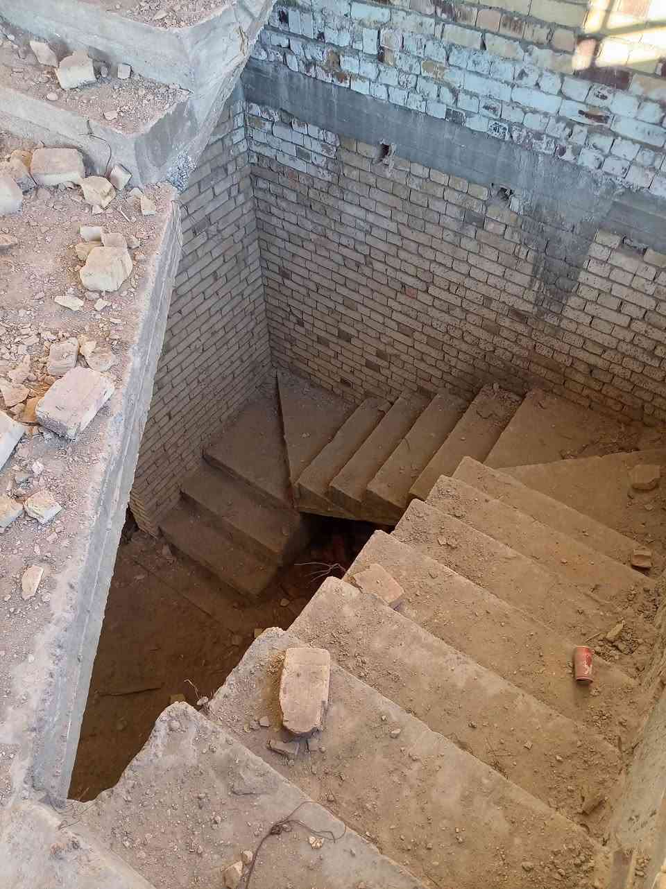 اللهم صلي على محمد وال محمد🤲
الدار للبيع حجي حسن زراعي سند 25 مساحه 
100//متر مربع طابقين شارع 20قرب أسواق العائله 
للاستفسار ***********
