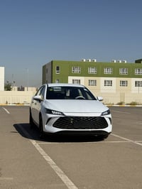 BYD كن پلاس 2025 اللون أبيض للبيع  المواصفات :-  -داخل أحمر  -كشنات جل...