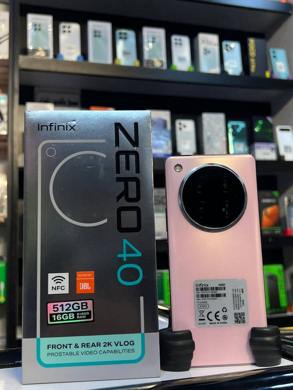 للبيع: Infinix Zero 40 (مستخدم نظيف جداً) ✨
الجهاز غني عن التعريف بمواصفاته القوية وشاشته المنحنية الممتازة وكاميراته الاحترافية.
المواصفات الرئيسية للهاتف:
 الشاشة: شاشة منحنية (Curved AMOLED) بحجم 6.78 إنش، تدعم مليار لون ومعدل تحديث سريع جداً وسلس، محمية بطبقة زجاج كورنينج غوريلا غلاس 5.
 الكاميرا الخلفية: ثلاثية؛ الأساسية بدقة 108 ميجابكسل تدعم التثبيت البصري (OIS) لصور وفيديوهات ثابتة، بالإضافة إلى عدسة عريضة جداً بدقة 50 ميجابكسل.
 الكاميرا الأمامية (السيلفي): خارقة بدقة 50 ميجابكسل مع فلاش أمامي مزدوج وتدعم تصوير فيديو عالي الدقة.
 البطارية والشحن: 5000 مللي أمبير، تدعم الشحن السريع بقوة 45 واط (يشحن حوالي 50% - 60% في 25 دقيقة فقط).
 الصوت: سماعات ستيريو مزدوجة ممتازة مضبوطة بواسطة JBL.
 المميزات الإضافية: بصمة مدمجة تحت الشاشة، ومقاومة رذاذ الماء والغبار بمعيار IP54.
معلومات البيع:
 الحالة: مستخدم نظيف جداً (بحالة ممتازة).
 السعر: 300 ألف دينار.
 الموقع: بغداد.
 التوصيل: متوفر توصيل لجميع المحافظات.
📞 للتواصل والاستفسار (اتصال أو واتساب): ***********
