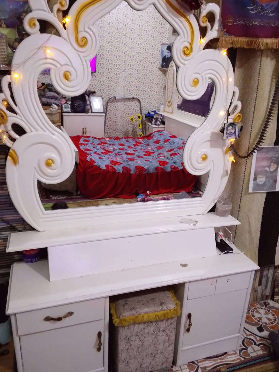 سلام عليكم عندي غرفه اخشاب للبيع مستعمله اربع اشهر وسعره مليون وبيهه مجال اتواصل واتساب ***********
