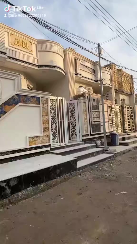 بسم الله الرحمن الرحيم توجد لدينا مشتملان للبيع كل مشتمل 100 متر تحتوي على طابق ونص كونكريت المكان حي الوحده قرب مؤسسه مالك الاشتر استفسار على الرقم***********
