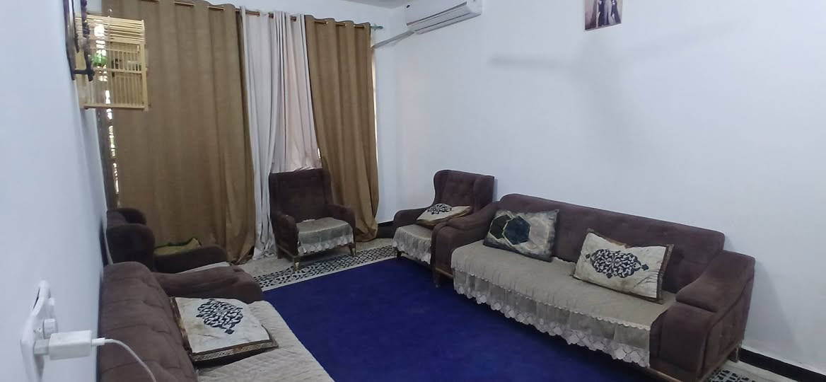 دار للبيع مساحة ١٠٠م الواجهة 5 والنزال 20 طابق واحد يحتوي استقبال وحولي وغرفة وحمام داخلي وخارجي 
العنوان حسينية الراشدية منطقة السكلات
واتساب ***********
اتصال ***********
