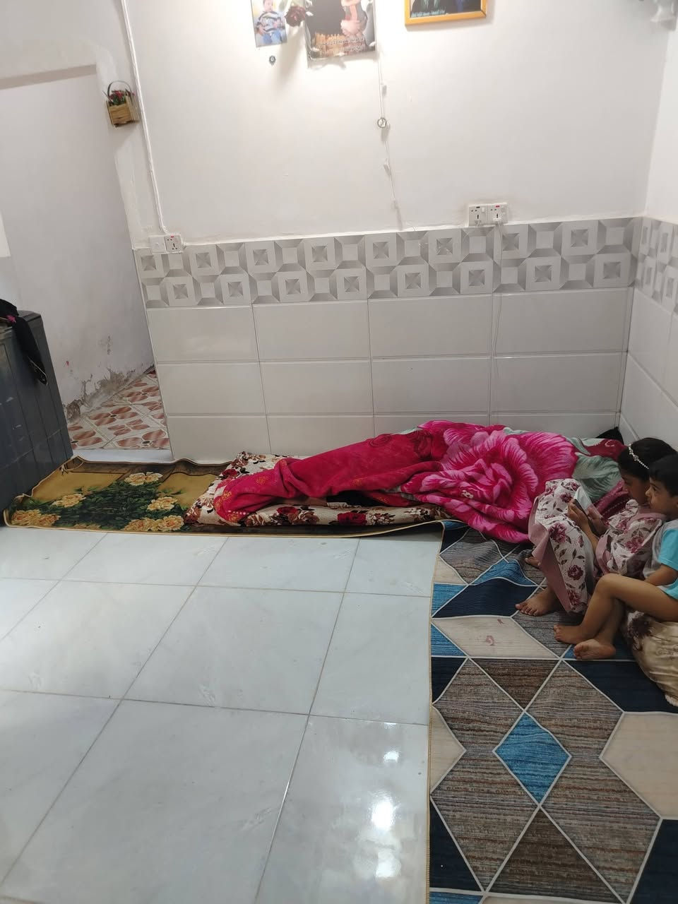 بيت ١٠٠ متر حي الرحمه قرب شارع عشرين شارع السفير الثالث بنيانه وضيف ومطبك بورسلين بيت نضيف ومستوه الشارع وماعيزه شي الشراي يتصل ***********
