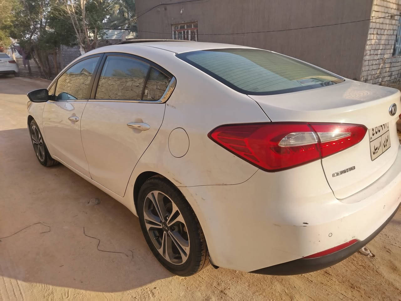 السلام عليكم
كياسيراتو 2014فول عده البصمه
فتحه مري شفط تحكم جهتين شفتات  شاشه كامره حاكيه لدامامي وخلفي حساس اربع جهات محرك 1600كيرومحرك كارتون السياره خيرمن الله
 بيهه باردشي قليل مأشرعلي فقط  

مكانهه النجف الاشرف 
السعر 127$وبيها مجال
 
للستفسار  ***********
