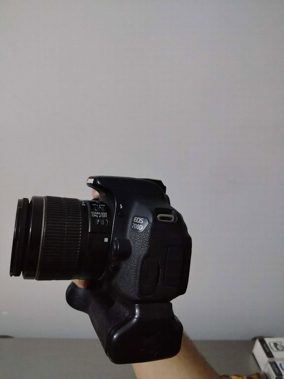 📸 للبيع كاميرا Canon 700D
كاميرا كانون 700D بحالة جيدة جداً، مناسبة للتصوير الفوتوغرافي والفيديو، وتدعم الأوتو فوكس (Auto Focus) وتنتج صوراً وفيديوهات بجودة عالية.

🔹 المواصفات:
• دقة 18 ميكابكسل
• تصوير فيديو Full HD 1080p
• شاشة متحركة تعمل باللمس
• أوتو فوكس سريع ودقيق
• مناسبة للمصورين المبتدئين والمحترفين

🔹 الملحقات:
✅ عدسة 18-55mm
✅ جنطة كاميرا
✅ شاحن بطارية
✅ بطارية
✅ كارت ذاكرة (رام)
✅ حزام كتف
✅ واير نقل الصور
✅ جهاز أوتو فوكس إضافي يتركب على الرونن لتتبع الأشخاص أثناء التصوير

الكاميرا نظيفة وجاهزة للعمل مباشرة، مناسبة للتصوير الشخصي وصناعة المحتوى والأعمال الاحترافية.

💰 السعر: (350 وبيها مجال )
📩 للاستفسار أو الشراء خاص واتس واتصال***********.
