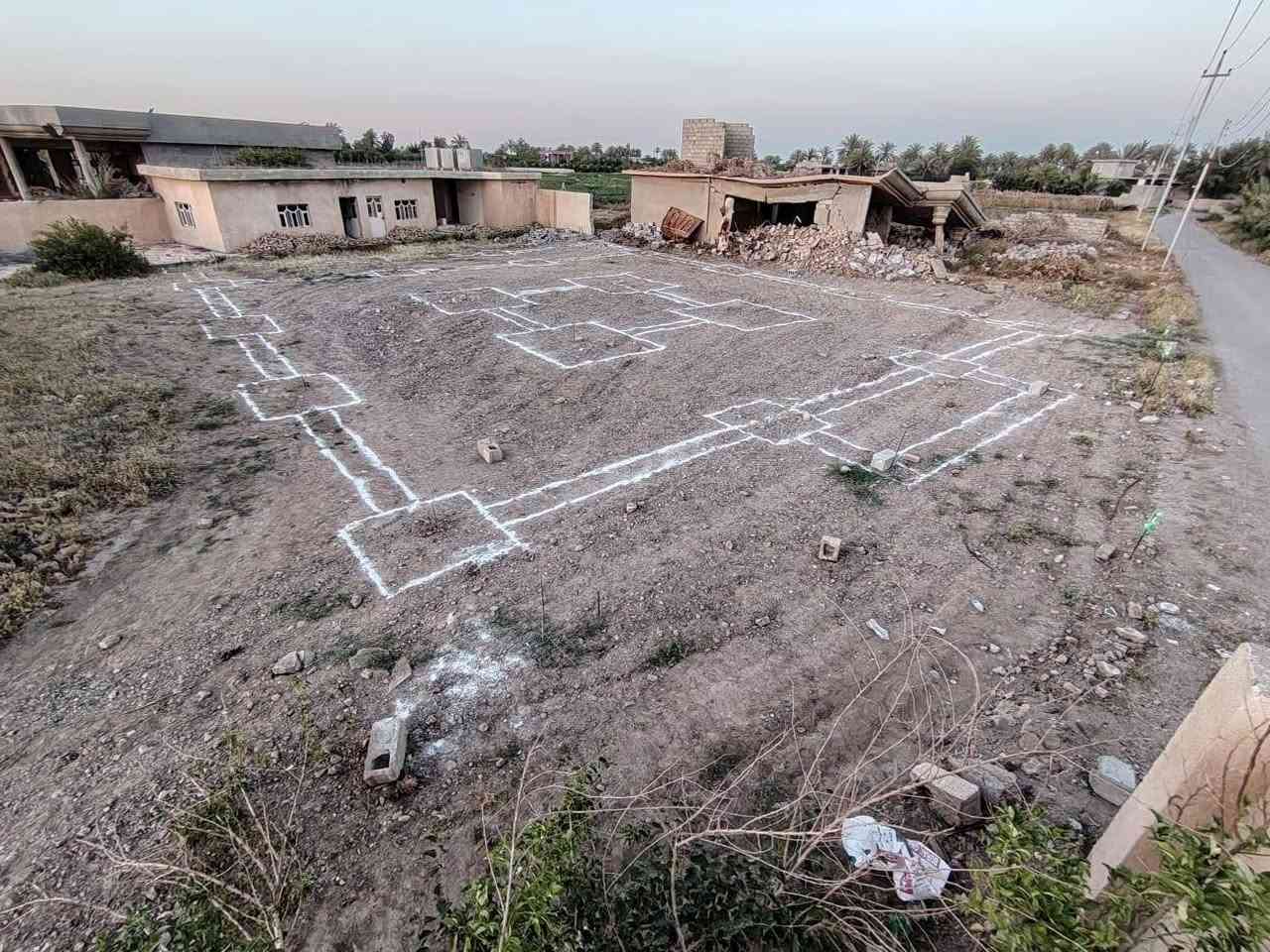 بسم الله الرحمن الرحيم 

﴿ إِنَّمَا يَعْمُرُ مَسَاجِدَ اللَّهِ مَنْ آمَنَ بِاللَّهِ وَالْيَوْمِ الْآخِرِ وَأَقَامَ الصَّلَاةَ وَآتَى الزَّكَاةَ وَلَمْ يَخْشَ إِلَّا اللَّهَ ۖ فَعَسَىٰ أُولَٰئِكَ أَن يَكُونُوا مِنَ الْمُهْتَدِينَ﴾

حثّ النبي ﷺ على بناء المساجد وعمارتها وبيّن أن ذلك من أعظم القربات؛ حيث ووعد من يبني مسجداً لله، ابتغاءً لرضوانه ولو كان صغيراً، بقصورٍ عظيمة في الجنة.

(عن عثمان بن عفان رضي الله عنه قال، سمعت رسول الله ﷺ يقول: (مَنْ بَنَى مَسْجِدًا لِلَّهِ يَبْتَغِي بِهِ وَجْهَ اللَّهِ، بَنَى اللَّهُ لَهُ مِثْلَهُ فِي الْجَنَّةِ) وفي رواية (بَنَى اللَّهُ لَهُ بَيْتًا فِي الْجَنَّةِ) ). 

# حملة تبرع لترميم اعادة بناء بيتًا من بيوت الله سبحانه وتعالى. احد المناطق السنيه التي تضررت بسبب الحروب والقصف بزمن الار هـ ا ب. منذا اكثر من ( عشرة اعوام) لم يرفع الأذن بهذه المنطقه إلى يومنا هذا ولم يصلي اهلها صلاة الجمعة وأذا ارادو الذهاب إلى صلاة الجمعة فإنهم يقطعون عشرات الكيلو مترات حتٰ يصلوا إلى المناطق الذي يتواجد بها المساجد ثم يؤدوا فريضة الجمعة.. فيامن تتبعون سنة رسول الله ﷺ تصدقو ولو بألف دينار لعمارة هذا المسجد ( اعلموا بأن الله واحد وان القرآن واحد وان دين سيدنا محمدﷺ واحد) 
للتبرع أو الاستفسار عن هذا المسجد وهذه البلدة الاتصال على الارقام التالية 
*********** ألاستاذ طه الراوي 
*********** ألاستاذ عبد الرحمن الدليمي 
1792868620 ماستر كارد
