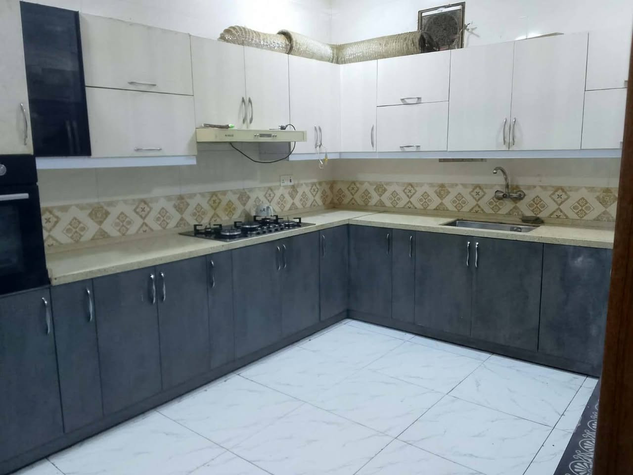 دار للبيع في مجمع الزهراء السكني الاستثماري في الديوانية المساحة 200 متر الاستفسار الاتصال على الرقم *********** واتساب
