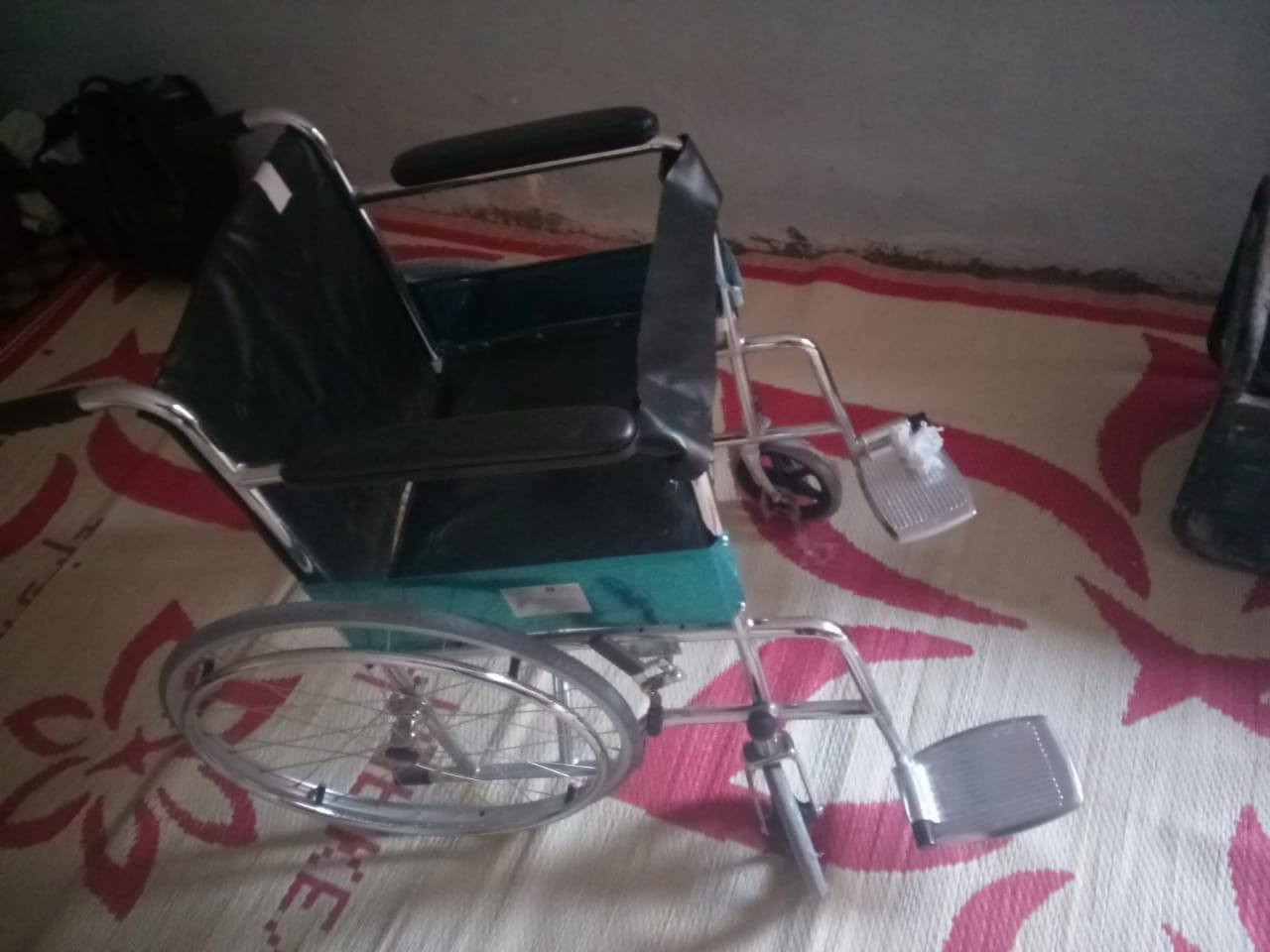 سرير مريض متحرك يحتوي ع لوازم مستخدم اسبوع فقط + عربانة ‏‪***********‬‏
