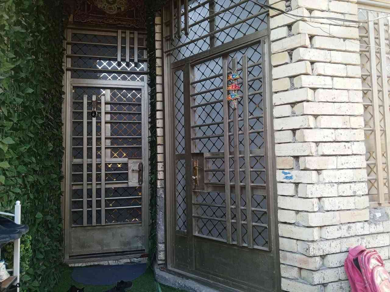 السلام عليكم مشتمل3طوابق 62واقع حال 63ركن الواجهة630النزال10حي العامل شارع حسينية الائمة ثاني ركن يحتوى استقبال مطبخ مفتوح صحيات الطابق الثاني غرفتين اوصحيات الثالث غرفةاوبيتونةاوصحيات بناءحديث 25السعر160الاتصال ***********مدخلين
