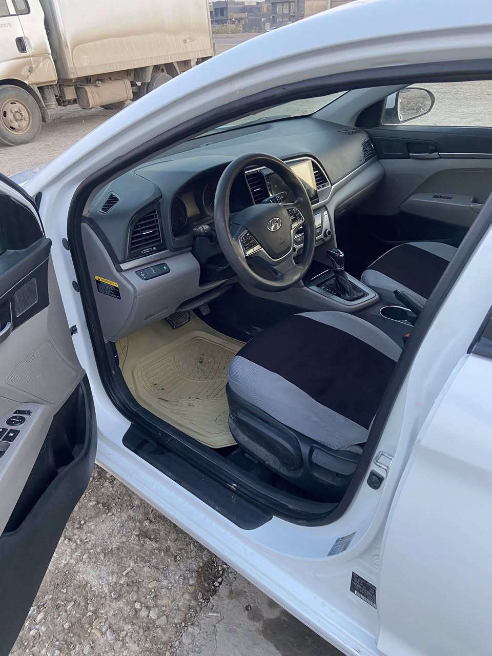 السلام عليكم
النترا 2017 أمريكي

رقم بغداد بسمي تحويل ثاني يوم

مصبوغه عام اثر تجيه خفيفه

تجيه ع تراب يعني والصور موجوده 

الأبواب ليبل واحد طخه ما بيهن 

واردها جاملغ خلفي والبدنه 

قطعتين تبديل جاملغ وبنيد 

 محرك دوش  2000

مفتوح لا تبخير ولا تنقيص 

گير ادامه كامله 

صدر جديد

السياره نضيفه وجاهزة 

السعر 110 

بغداد الجديدة 

استفسار اكثر

***********
