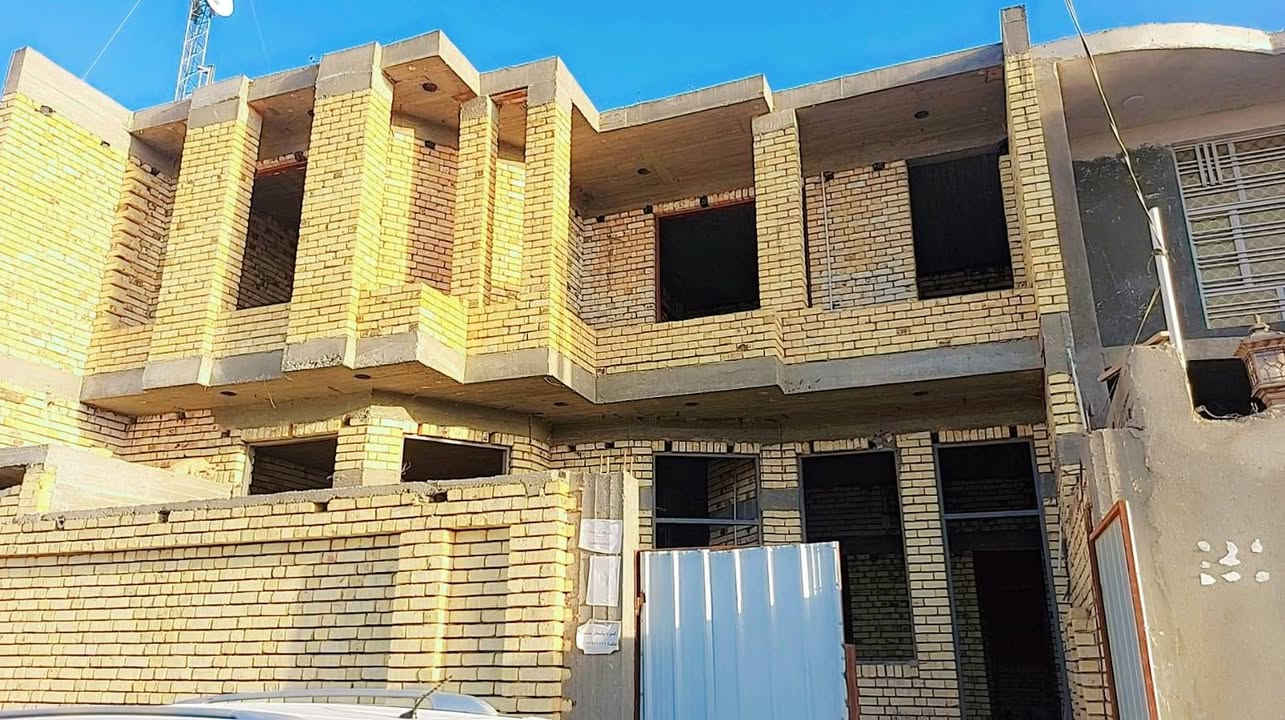 بيت طابقين٢٠٠م حديث بناءدرجه اولى
تأسيسات درجه اولى منطقة خنيطله شارع الحمداني مباشرتا
مكان قريب بنص خنيطله قرب الطابو وشارع خدمي كله مجاري وكهرباء وماء تفاصيل البيت داخل الفيديو
يحتاج لبخ وارضيه 
السعر  ١٦٥ وبي مجال
علما سعر القطعه بشارع الحمداني ٦٠
وتكلفة البناء الحالي ١٠٠
يعني ماكو اضافة اي مبالغ والسبب سرعة البيع لاسباب شخصيه 
*********** البيت معروض عدنه فقط
