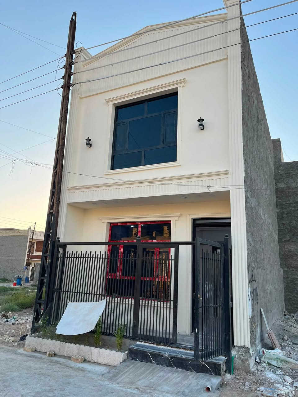 سلام عليكم
بيت 🏠 للبيع 
مساحه ٥٠م
واجه ٥نزال ١٠ على شارع عرض ١٢م تجاري 
البيت طابقين يحتوي على ٢غراف نوم 🛌 
+حمام +مطبخ +استقبال البيت كامل مفتاح بدون اي نقص 
موقع البيت الدوره البوعيثه مجمع العدل الثاني كامل خدمات ماء 💧 كهرباء ⚡️ تبليط 
للستفسار اكثر اتصل ***********
