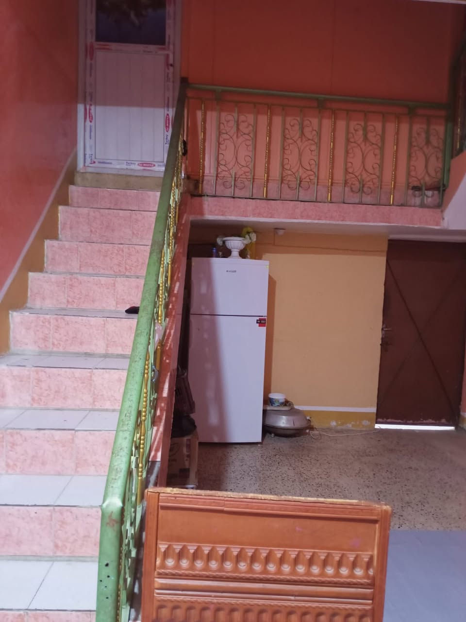 السلام عليكم دار للبيع   مساحه 250 بالدور الدار يتكون من  غرفتين وصالة جبيرة وبراني وغرفة فوك وغرفه  صغيره خارجية ومخزن موقعه شارع رامي البنجرجي والبناء عكاده السعر 130 بي مجال ***********
