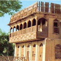 مشتمل للايجار درج وتصعد لعائلة صغيرة غرفتين وحولي ومطبخ وصحيات سوة  وب...