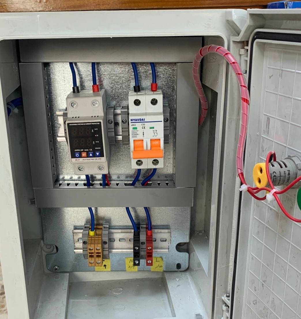 عمل بورد شحن سياره BYD
لطلب والاستفسار زيد صلاح الشطي لتأسيس الكهرباء ***********
***********
