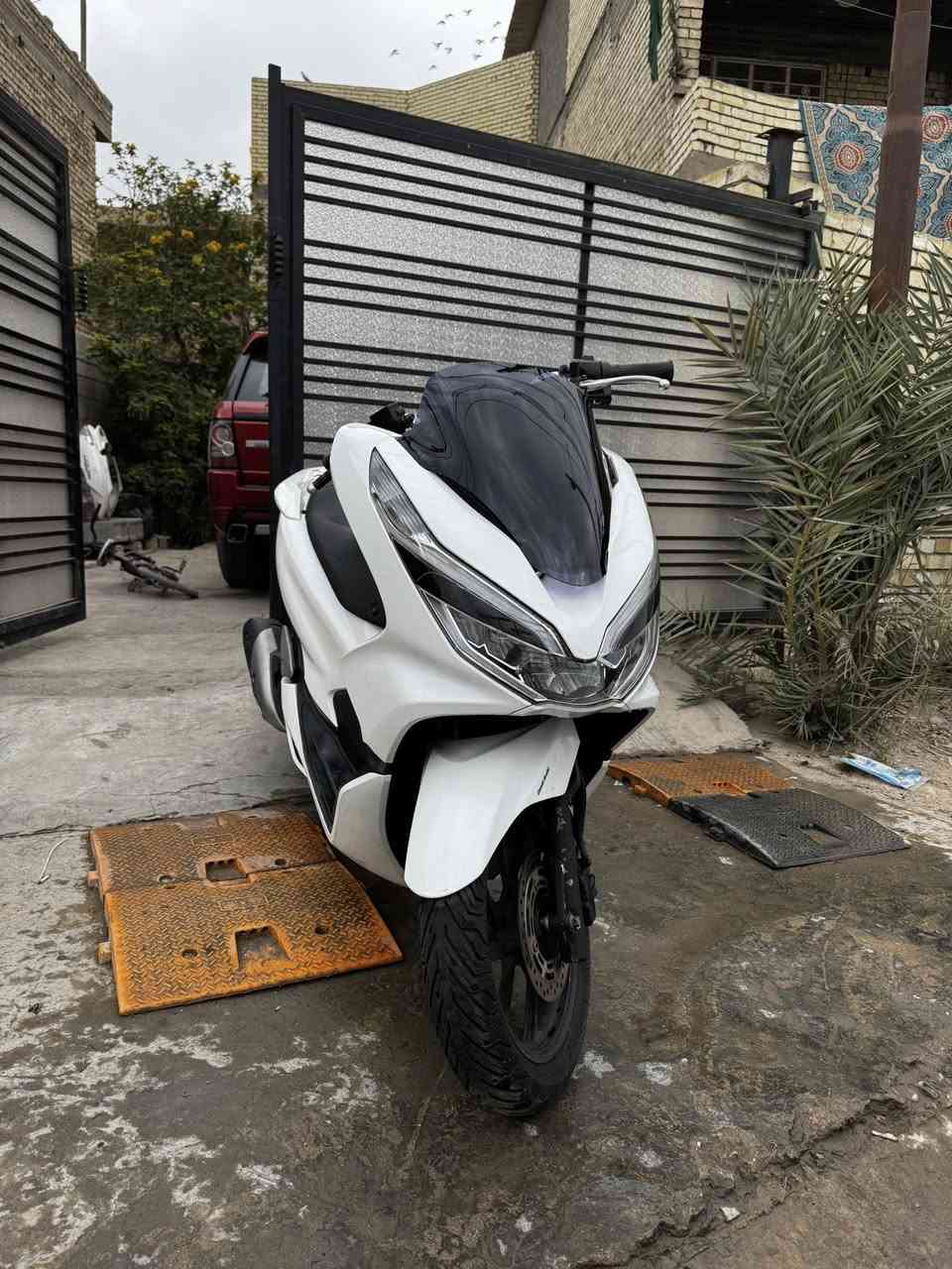 #مال_حاوية. مو مال شارع  للبيع بي سي اكس pcx الجيل الثالث مكفولة كفرها اصلي بيها شخوط بالترايش ومكحلهن فقط وشخط بكفر الصالنصة الباقي اي شي مابيها هيتر باليدات والكشن مكاني بغداد مدينة الصدر 
للاستفسار 
الاتصال او واتساب ماسنجر ما اجاوب 
***********
