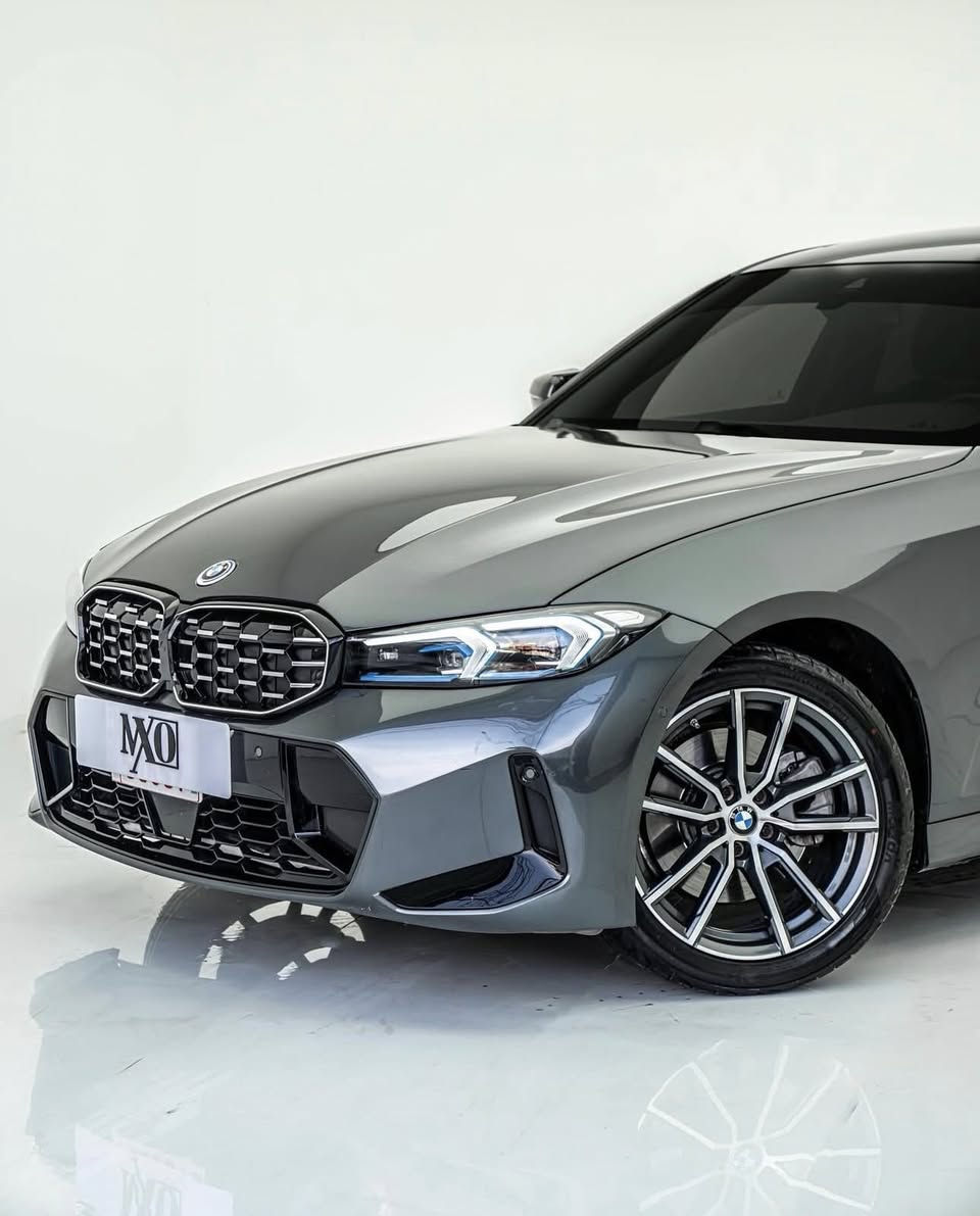 للبيع: BMW 330i 2022 لون نفطي — مرقمه دهوك

📍 الموديل: بي ام دبليو 330i – 2022
🚘 اللون: نفطي / زيتـي (Metallic)
📅 الممشى: ~65,000 
🔧 سيرفـس كامل،  زيرو مسج، نظيفة جداً 
السياره بس تركبها و تروح مبيها نقطه مصرف نضيفه من كل نواحي 
بيها جاملغ تبديل شركه و صندوق صبغ بدون دواخل 
نظام شاشة-تاتش، Apple CarPlay / Android Auto، كاميرا خلفية، حساسات، نظام ثبات DSC، وسائد هوائيه

• Front Collision Warning
تحذير من الاصطدام الأمامي + فرملة تلقائية إذا قربت تصدم

• Lane Departure Warning
ينبهك إذا طلعت عن المسار بدون غماز

• Blind Spot Monitoring
تحذير بالنقطة العمياء بالمرايات

• Forward Collision Mitigation
يخفف قوة الحادث أو يوقف السيارة تلقائياً

• Pedestrian Warning
يكشف المشاة وينبهك

• Rear Cross Traffic Alert
ينبهك إذا أكو سيارة جاية من الجانبين وأنت تطلع للوره

• Parking Sensors + كاميرا خلفية
مساعدة بالركن

💰 السعر المطلوب: (268)و بيها مجال بسيط 
📞 للتواصل: (***********)
📍 الموقع: (دهوك)
