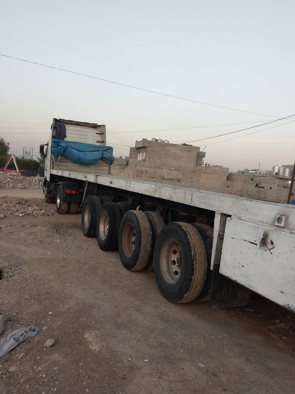 السلام عليكم فالفو 2003 اوتماتيك  قماره 4 خطوط محرك شاصي قماره كفاله .سنويه بسمي 2028 مثبته 3 محاور مزوج جوناب متحركه   ملاحضه السياره تحمل 40 طن.  الرقم ***********.
