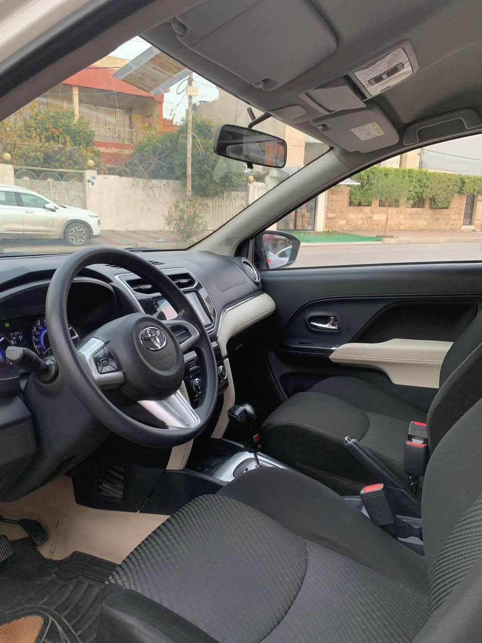 أسم السيارة: Toyota Rash 
موديل: 2019
مواصفات : خليجي سبع راكب تبريد مركزي شاشة كاميرا..
محرك: اربعة سلندر حجم: 1.5L بشرط 
ممشى سياره: 63,000km حقيقي 
ضرر: مكفولة كفالة عامة من صبغ 
لون السيارة:ابيض  داخل لونين
رقم السيارة : اربيل سنوية رقم جديد 
سعر: 165$ وبيها مجال للشراي تحياتي 
سيارة جديدة وجاهزة ماللبيت بدون اي مصرف 
عنوان: أربيل أزادي شارع 40
مكلف بالنشر رجاءً فقط شراي يتصل تحياتي
للاستفسار اكثر راسلني على وتساب او خابر *********** أربيل, العراق
