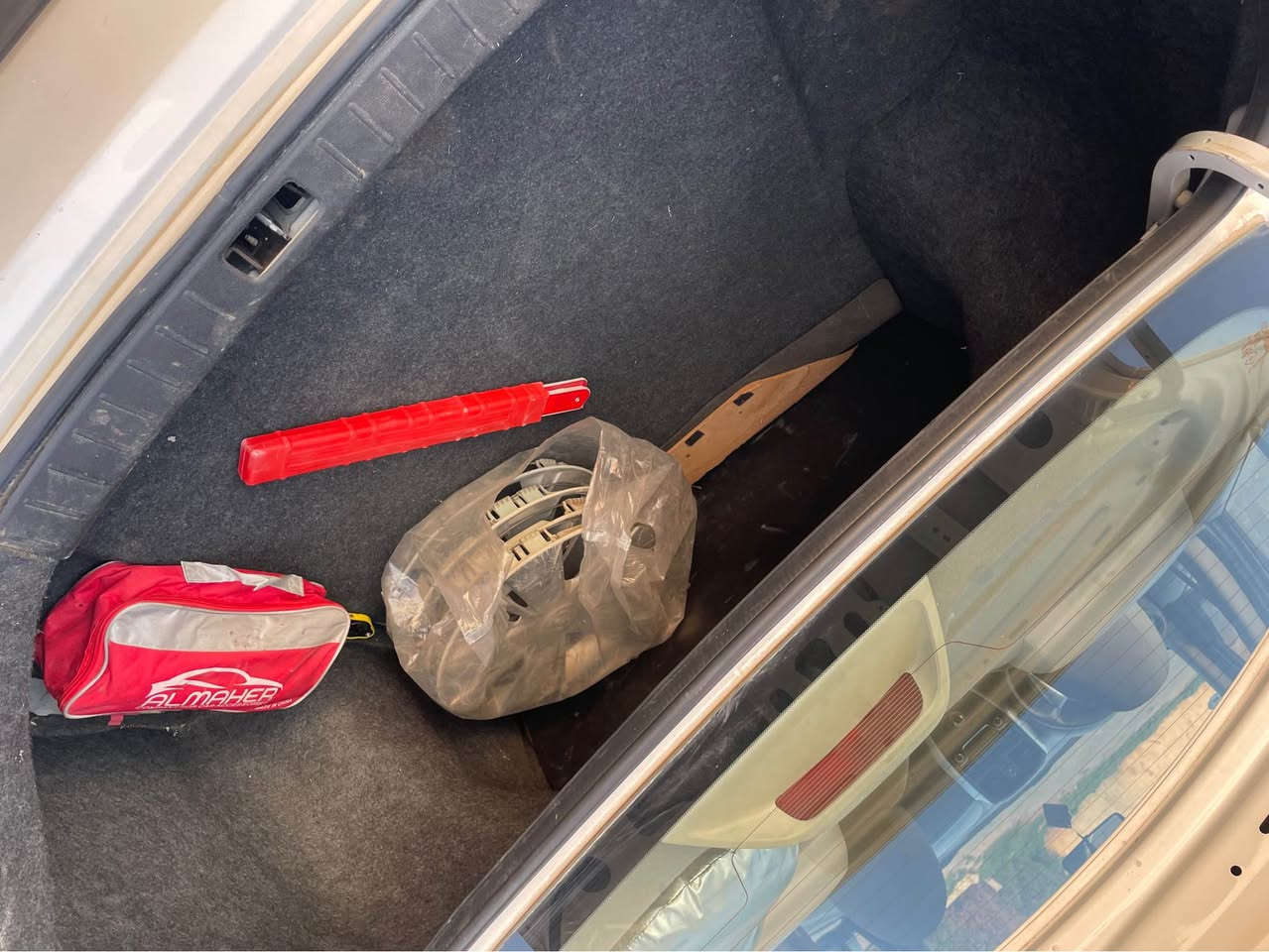 Nissan Sunny 2016
 هیچی نیە سەیارەکە سفرە
تەنها 65 کم رۆیشتووە هەقیقی
رەقەم و سەنەوی نۆییە 
بەناو خۆمە
بی سبوغ بی تحدیل 
بی کارت بی شوخت
دەعامی بۆ دەعامی بەشەرت 
یەک دینار مەسروفی تیدا نیە 
نرخ $98 
هەولیر
*********** 
*********** أربيل, العراق
