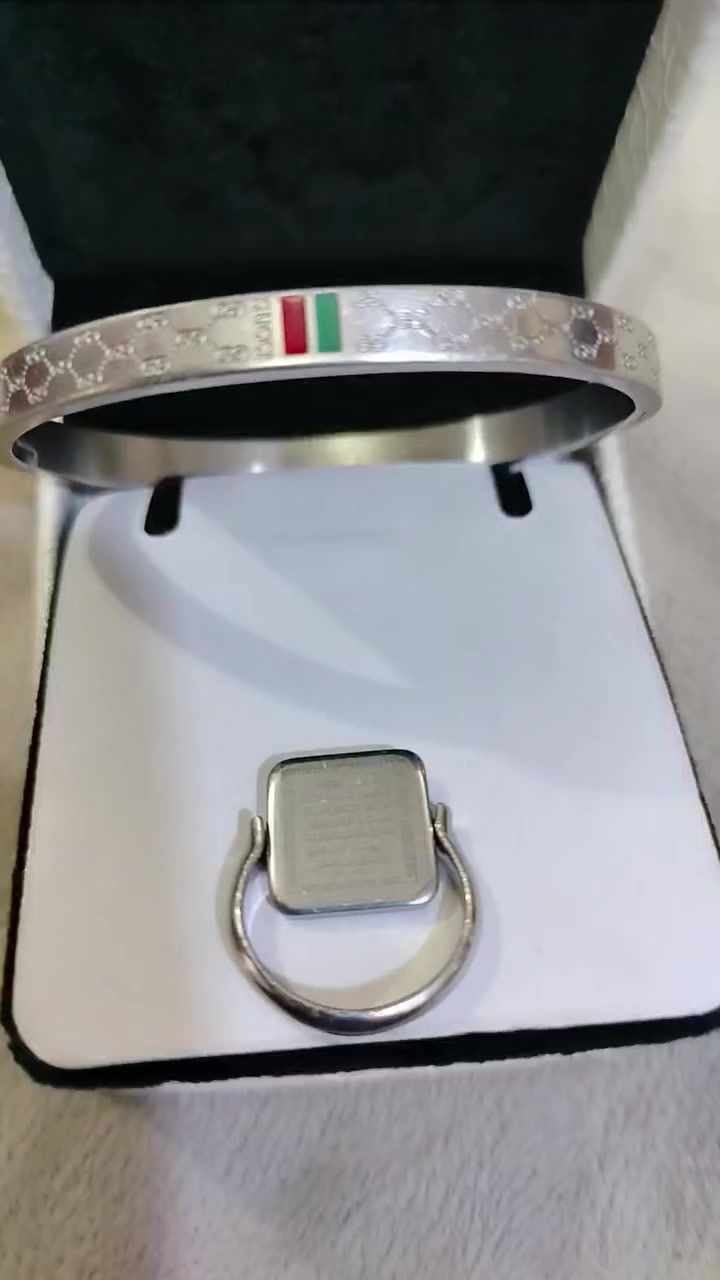 خاتم رجبي وسوار مكتوب عليه كتبه بالانكليزي مال باله ابيعلك قطعه مااعرف اني فضه او مو فضه السعر 40


**إذا كنت صاحب هذا الإعلان وتريد حذفه لأي سبب، رجاءا أرسل رسالة إلى الدعم الفني**