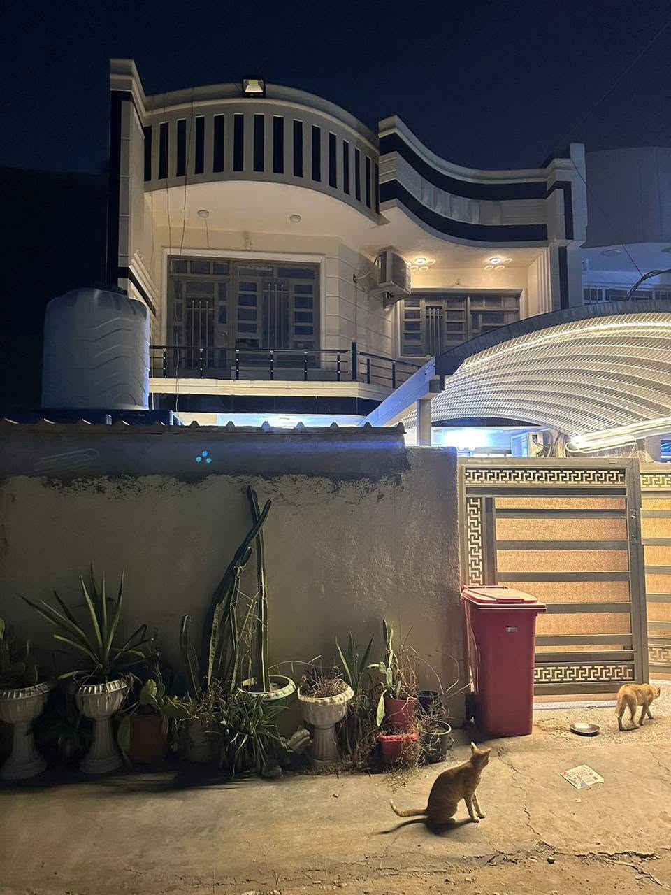 سلام عليكم يتوفر لدينا عقار للبيع مساحه 100 متر واقع حال 120 طابو زراعي سند 25 في الدوره شارع نسائم النخيل خلف كلية فارابي يتكون من 3نوم صاله مطبخ خدمات سعر 170 بي مجال الاستفسار اتصل 
***********
***********
