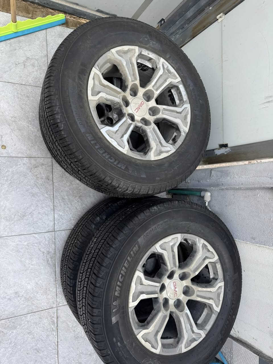 السلام عليكم شباب تايرات جمسي الوياله 18 ماشي عليها الف السعر الاتصال ع هذا الرقم *********** العنوان كركوك
