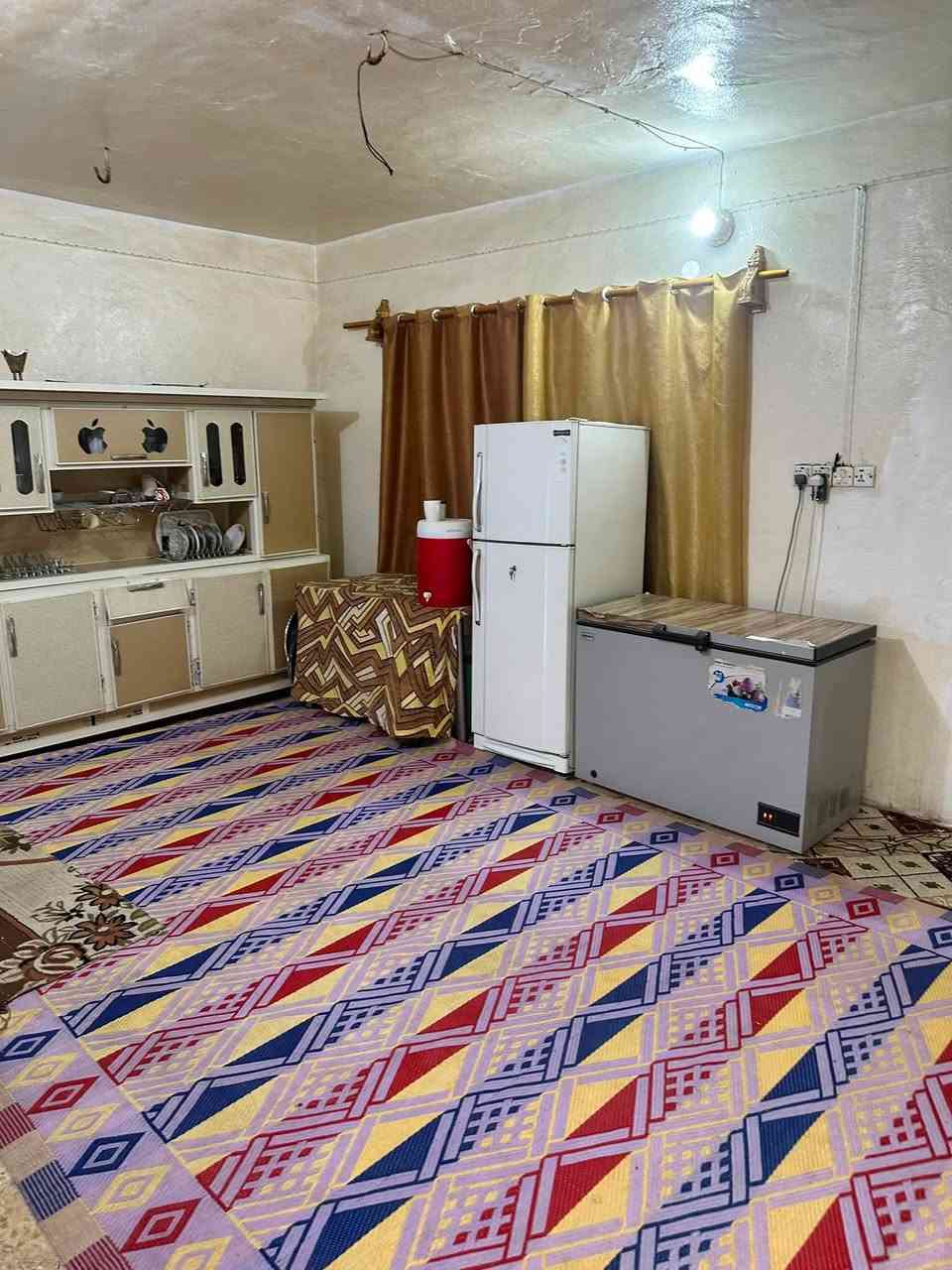 السلام عليكم بيت بحي العسكري قرب المستشفى موقع جيد مساحته 250م واجه 5-12ونزال20 مطلوب 70 للمصرف الرافدين  يحتوي على غرفتين وصاله ومطبخ وبراني وصحيات داخليه وخارجيه وكراج كبير بناء البيت متوسط مرمم ارضيه بورسلين طابوك والسقف صب جاهز لسكن بسعر مناسب للاستفسار مراسلة الصفحه او الأتصال ***********
