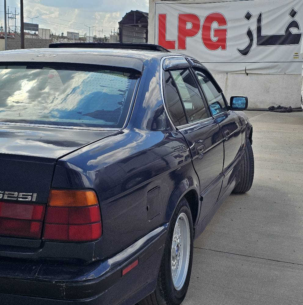 بی ئێم مودێل 1991 520مەکینە فەل سەنوی کەسکە تحویلو وەکالەبەشەرت سبوخ عامە لۆجوانی بێ لێدان گێرومەکینەو تەقەورەقەی بەشەرتە سعری 30کەمێک مەعامەلە *********** أربيل, العراق
