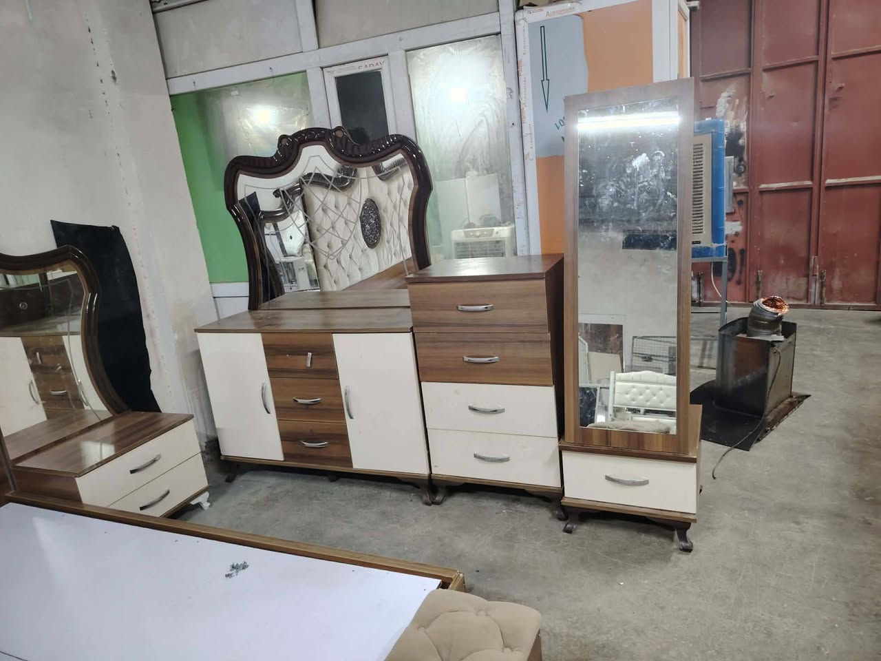 مكلف بنشر غرفه نوم للبيع اي استفساراتصال  رقم ***********
