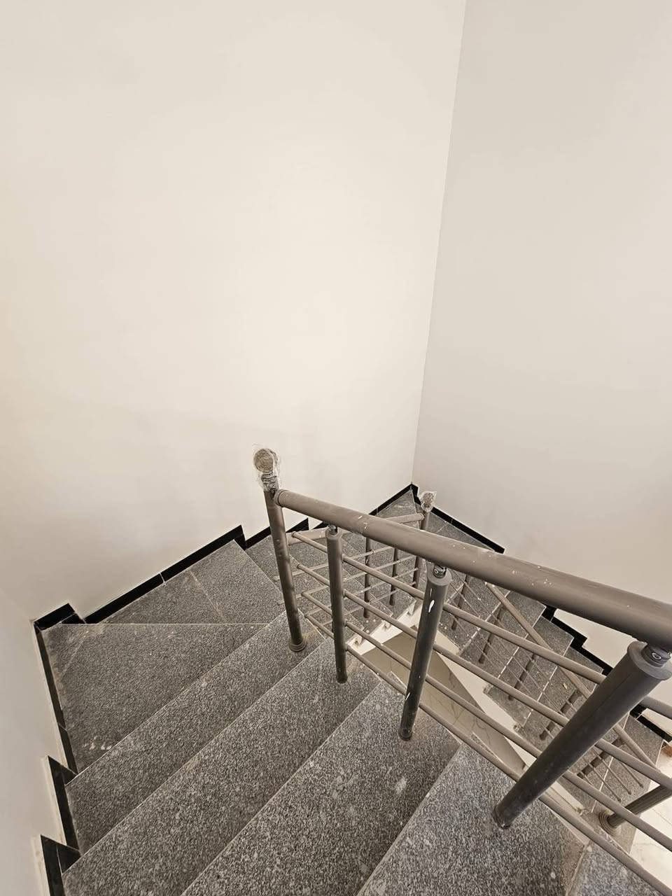 للأيجار للأيجار للأيجار المستمر          دارين بمساحة 250 طبگ
في مجمع الاميرات2
▪️جاهزات للسكن ( مربع رابع )
على شارع 60 مقابل مجمع الكرار 

▪️المساحة 250m  ( طابقين ) 

▪️ موقع حلو ( اتجاه شارع كربلاء عكس الشمس ) 

▪️ سعر الأيجار الشهري 500 الف للدار الواحد و بيه مجال قليل
ويدفع كل شهرين معا

▪️ كل دار يحتوي على 3 غرف نوم مع 4 حمامات ومطبخ حار بارد مع استقبال 

للاستفسار الاتصال على الرقم التالي وفيه واتساب 

* ***********
.................
