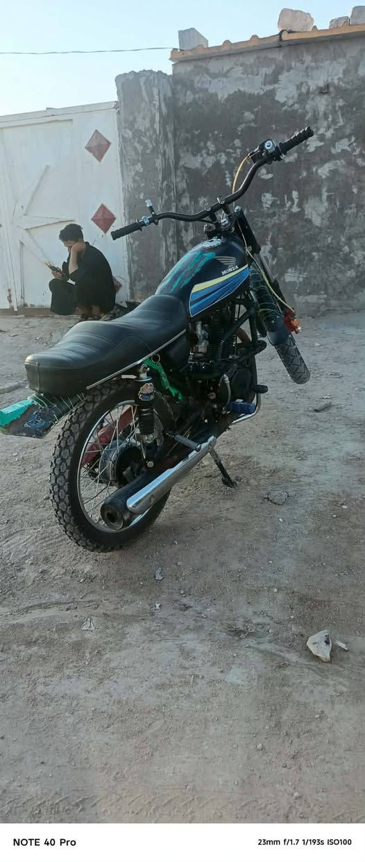 السلام عليكم دراجه البيع كلك مكفوله اسويلك مكاتبه دراجه برقي ما عايزه مال جناي مكينه كارتون مكاني بل نجف السعر 250وبيها مجال ***********الدراجه مابيها غطرت صبق
