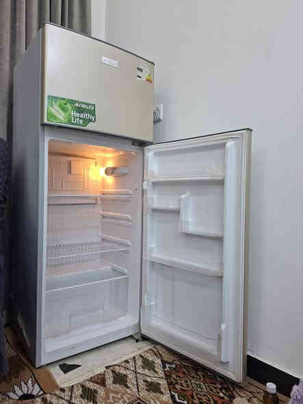 ثلاجه جديده قبل شهرين اخذته
للبيع السعر 250 التصال وتساب ***********
