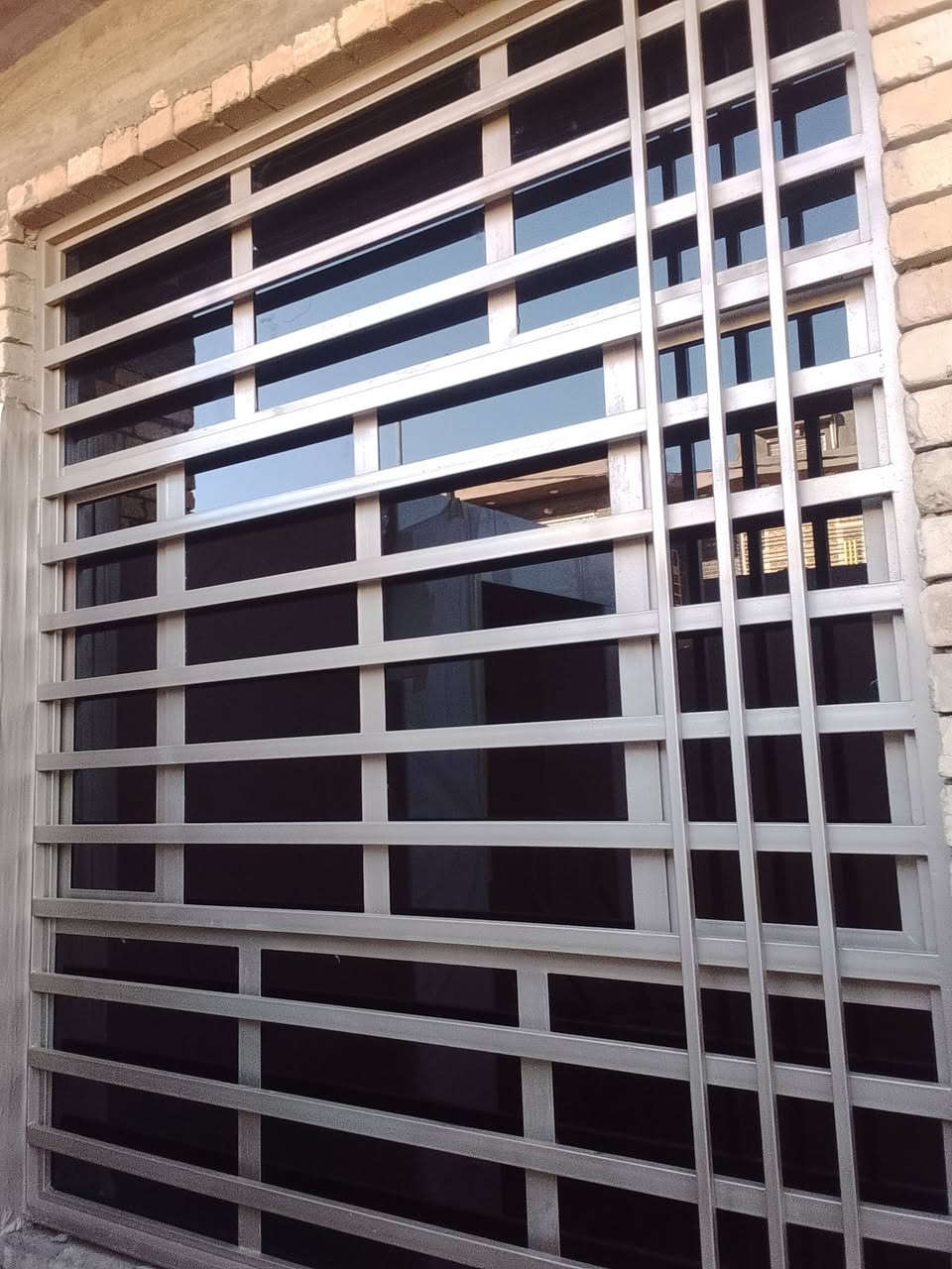 سلام عليكم عمل الزجاج كافه الديكورات والألوان 4ملم 6ملم أسعار مناسبة  معجون سوري وسلكون اصلي ضمان الجوده عالية تصال على *********** ابو حسين العيساوي بل خدمة
