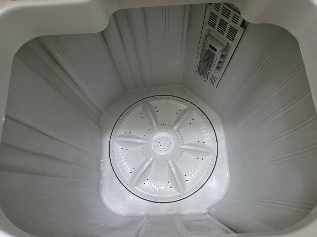 بغداد.. الحرية.. شارع الصحة 

غسالة ذو حوضين بسعة ١٦ كيلو .. جديده و نظيفة مابيهة اي عطل و الماطور شغال و التنشيف شغال و البدن نظيف و جديد بدون اي ضربة 