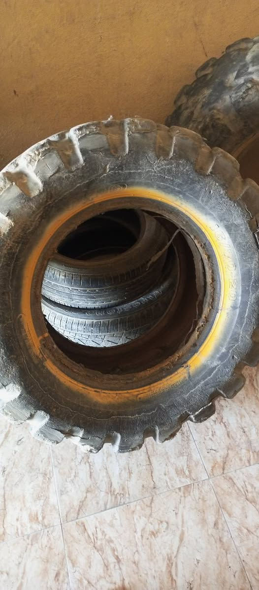 السلام عليكم 
تايرات شفل عدد 5 مستعملات  بس واحد بيهن جديد 
الحجم 405/70/20
العنوان واسط /الكوت / حي الجهاد 
رقمي.   ***********
