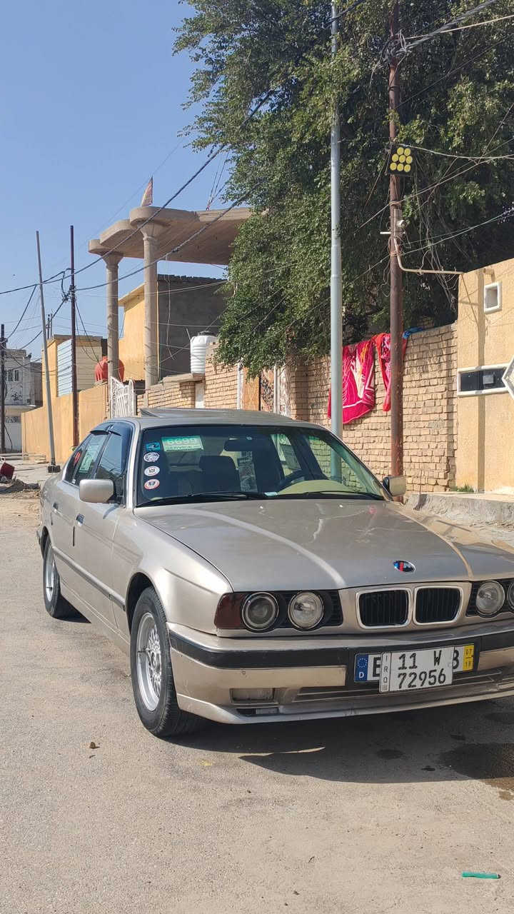 سلام عليكم سيارة للبيع او مراوس حسب الرغبة بي ام دبليو ٥٢٥ مسكر اللون ذهبي صبغ جديد حراري درجة اولئ رقم بغداد دولي لغاية ٢٠٣٠ بأسمي موجودة بالكوت كهربائيات وتبريد كلها شغالة حدادية خلفية وامامية كفالة عامة فول تبريد السلايد شغال استخدام شخصي مال بيت متعوب عليها وبالعافية على الي ياخذهة مكان السيارة كوت مركز ***********
